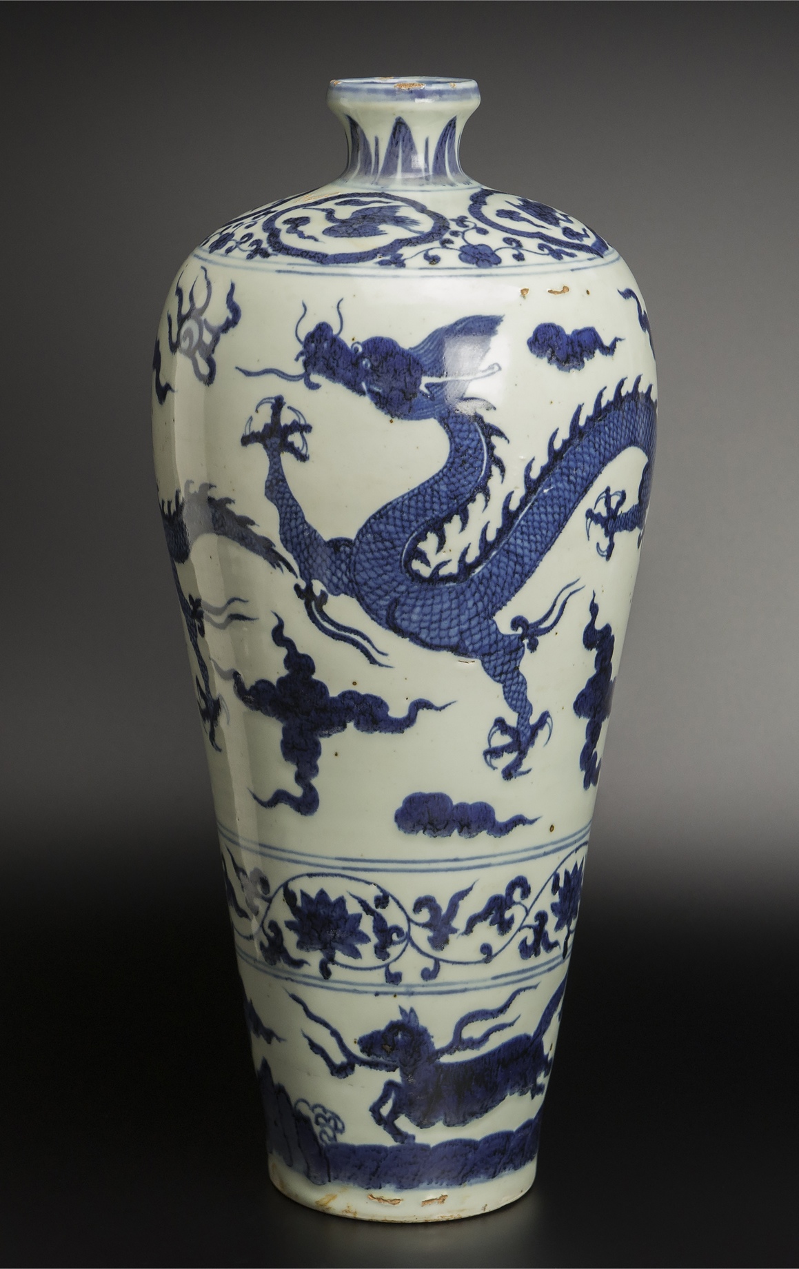 清初 青花龙纹梅瓶